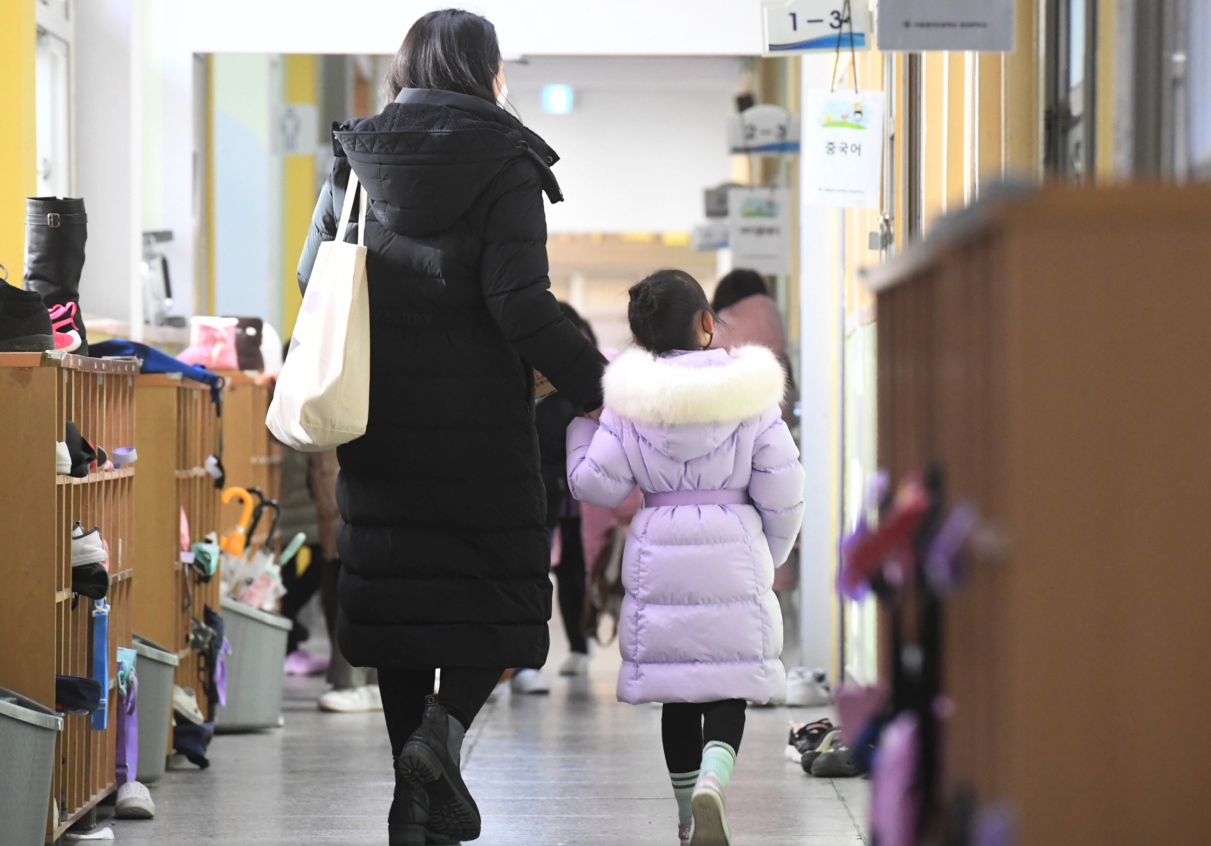 지난 4일 서울 마포구 염리초등학교에서 열린 2023학년도 신입생 예비소집에서 신입생과 학부모들이 교실을 둘러보고 있다. 2023.1.4 홍윤기 기자