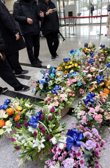 더불어민주당 이재명 대표가 피습 보름 만에 당무에 복귀한 17일 국회 민원실에 지지자들이 보낸 꽃이 놓여 있다. 2024.1.17 연합뉴스