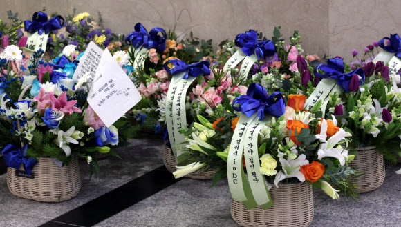 더불어민주당 이재명 대표가 피습 보름 만에 당무에 복귀한 17일 국회 민원실에 지지자들이 보낸 꽃이 놓여 있다. 2024.1.17 연합뉴스