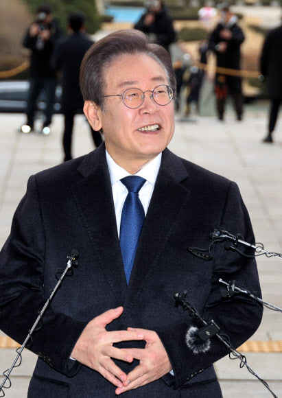 17일 더불어민주당 이재명 대표가 피습 보름 만에 국회로 출근하고 있다. 2024.1.17 연합뉴스