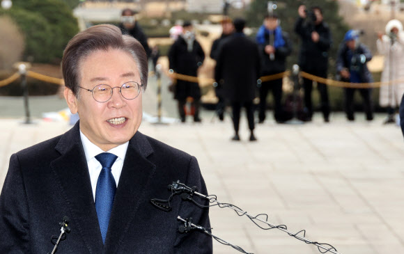 17일 피습 보름 만에 국회로 출근한 더불어민주당 이재명 대표가 소감을 말하고 있다. 뒤편에 지지자로 보이는 유튜버들이 있다. 2024.1.17 연합뉴스