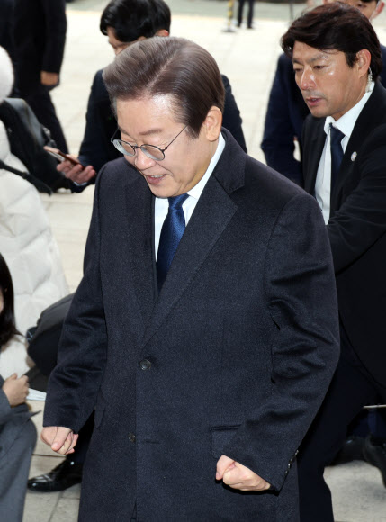 17일 더불어민주당 이재명 대표가 피습 보름 만에 국회로 출근하고 있다. 2024.1.17 연합뉴스