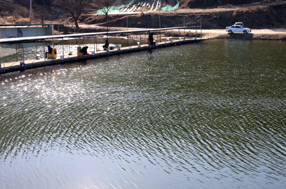 16일 오전 청주시 청원구 내수읍 유호정 낚시터에서 사람들이 빙어 낚시를 하고 있다. 2024.1.17 연합뉴스