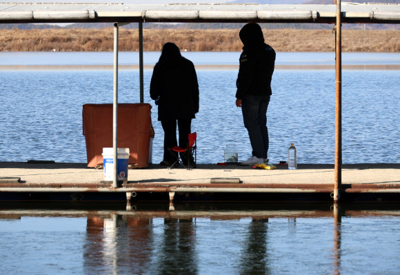 16일 오전 청주시 청원구 내수읍 유호정 낚시터에서 사람들이 빙어 낚시를 하고 있다. 2024.1.17 연합뉴스