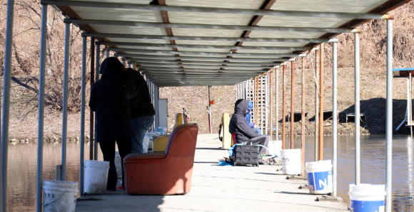 16일 오전 청주시 청원구 내수읍 유호정 낚시터에서 사람들이 빙어 낚시를 하고 있다. 2024.1.17 연합뉴스