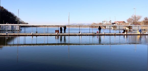 16일 오전 청주시 청원구 내수읍 유호정 낚시터에서 사람들이 빙어 낚시를 하고 있다. 2024.1.17 연합뉴스