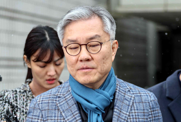 이동재 전 채널A 기자의 명예를 훼손한 혐의로 2심에서 벌금 1천만원을 선고받은 더불어민주당 최강욱 전 의원이 17일 오전 서울 서초구 서울고등법원에서 열린 2심 선고공판이 끝난 뒤 굳은 표정으로 법원을 나서고 있다. 2024.1.17 연합뉴스