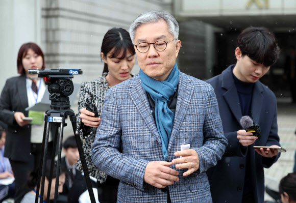 이동재 전 채널A 기자의 명예를 훼손한 혐의로 2심에서 벌금 1천만원을 선고받은 더불어민주당 최강욱 전 의원이 17일 오전 서울 서초구 서울고등법원에서 열린 2심 선고공판이 끝난 뒤 법원을 나서고 있다. 2024.1.17 연합뉴스