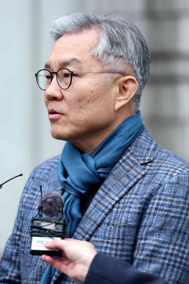 이동재 전 채널A 기자의 명예를 훼손한 혐의로 2심에서 유죄 판결을 받은 더불어민주당 최강욱 전 의원이 17일 오전 서울 서초구 서울고등법원에서 열린 2심 선고공판이 끝난 뒤 법원을 나서며 취재진 질문에 답하고 있다. 2024.1.17 연합뉴스