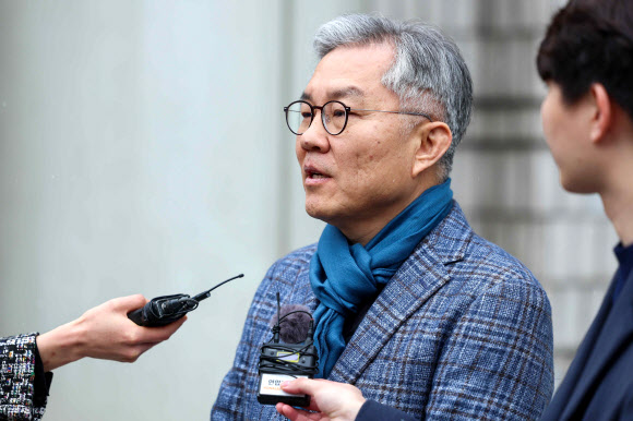 이동재 전 채널A 기자의 명예를 훼손한 혐의로 2심에서 유죄 판결을 받은 더불어민주당 최강욱 전 의원이 17일 오전 서울 서초구 서울고등법원에서 열린 2심 선고공판이 끝난 뒤 법원을 나서며 취재진 질문에 답하고 있다. 2024.1.17 연합뉴스