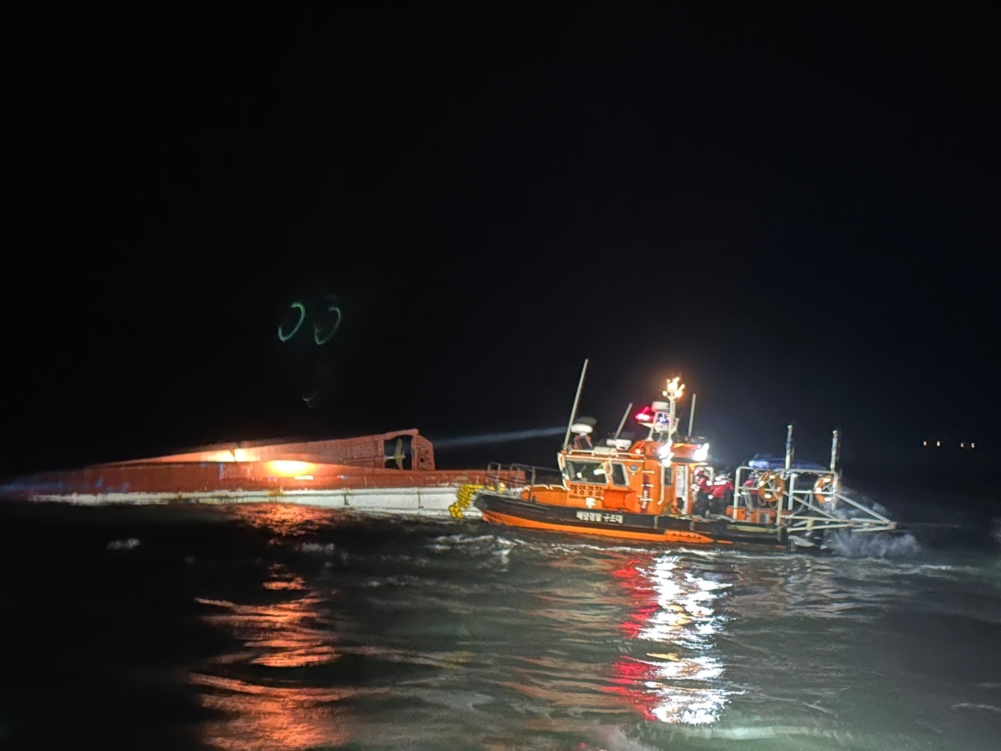 충남 보령해양경찰서 구조대가 전복된 어선에서 구조 작업을 펼치고 있다. 보령해경 제공