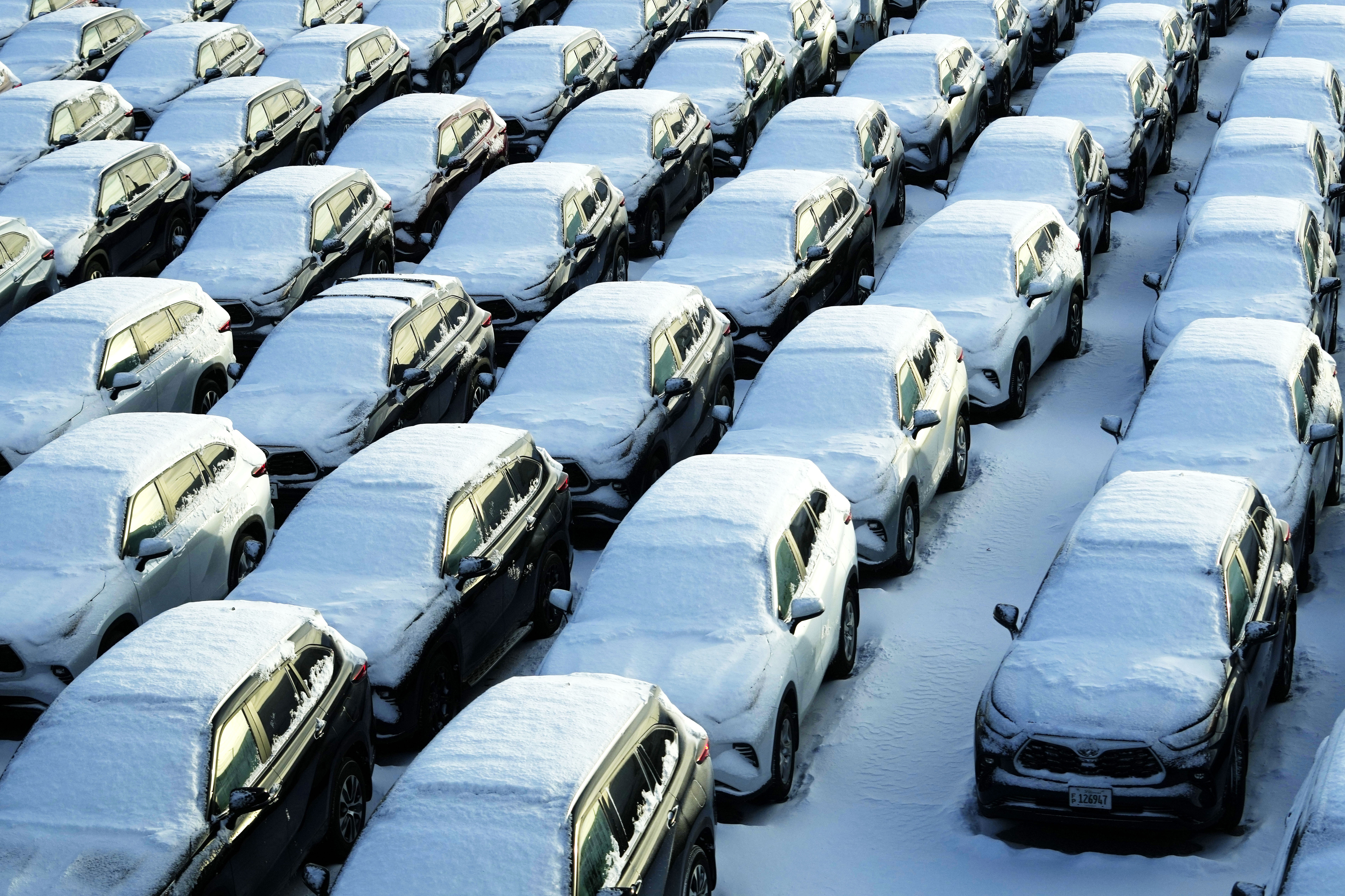 시카고 공항에 주차된 차들이 눈으로 뒤덮여있다. 2024.01.14. AP연합뉴스