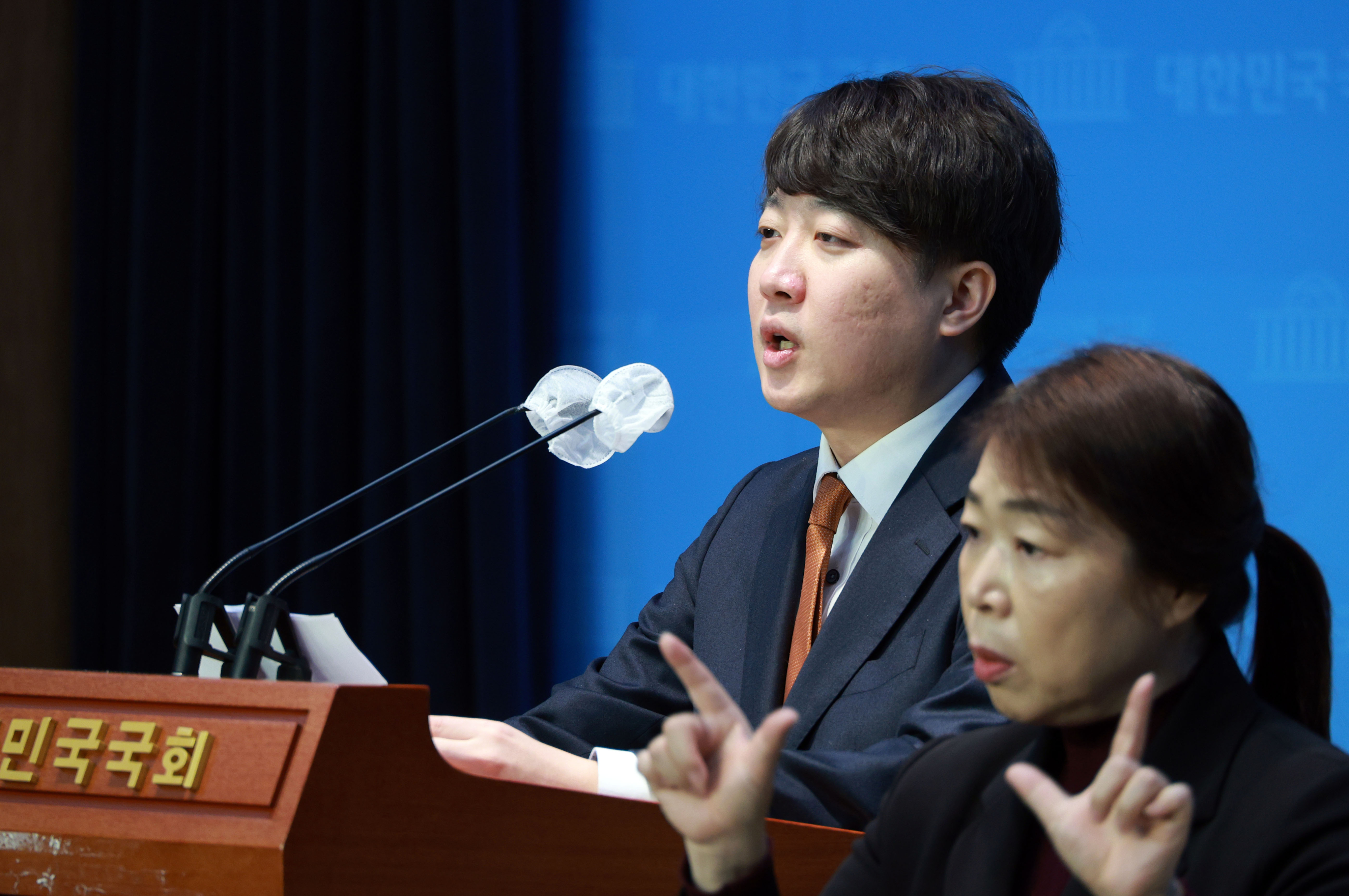 개혁신당 이준석 정강정책위원장이 18일 국회 소통관에서 교통 관련 정강정책을 발표하고 있다.  연합뉴스