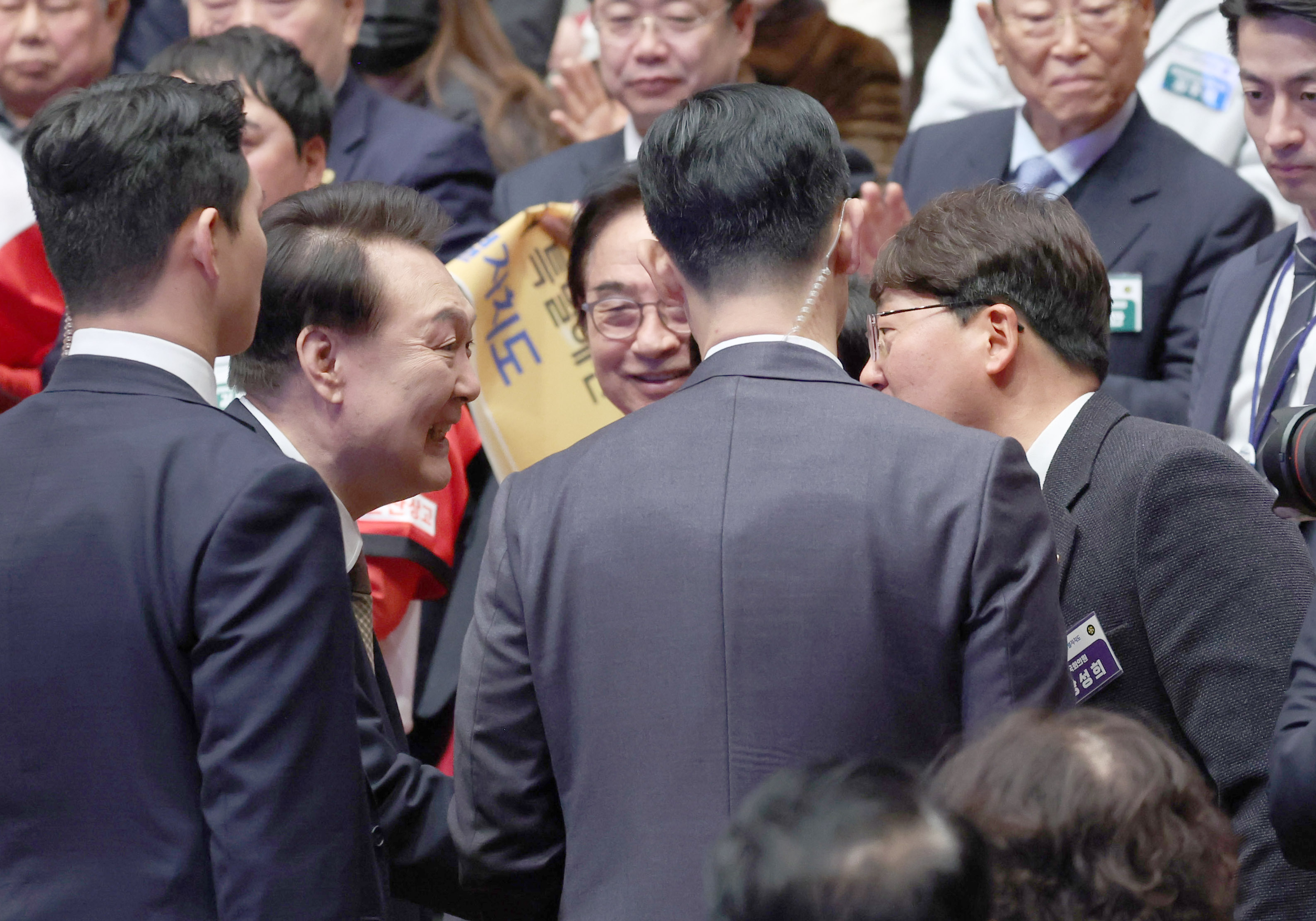 진성철 기자 = 윤석열 대통령이 18일 전주시 덕진구 한국소리문화의전당 모악당에서 열린 전북특별자치도 출범식에 입장하며 진보당 강성희 국회의원과 악수하고 있다. 2024.1.18  연합뉴스