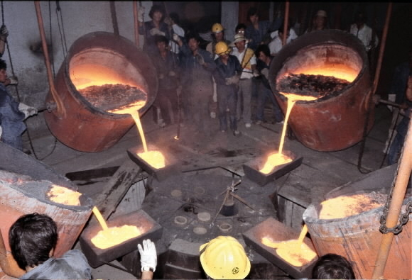 1985년 새 보신각종을 만들기 위해  형틀에 주물을 넣고 있는 모습. 서울신문 DB