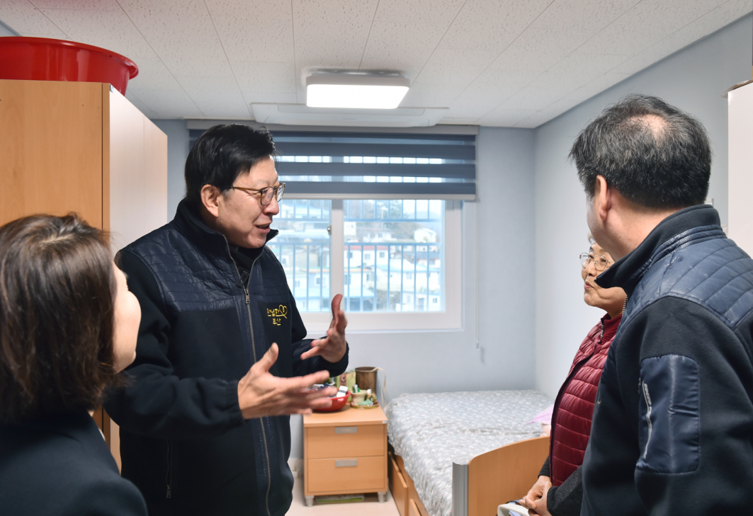 18일 박형준 부산시장이 1인 가구 어르신들이 공동체를 이뤄 생활하고 있는 부산진구 안창커뮤니티센터에서 주민들과 대화하고 있다. 부산시 제공