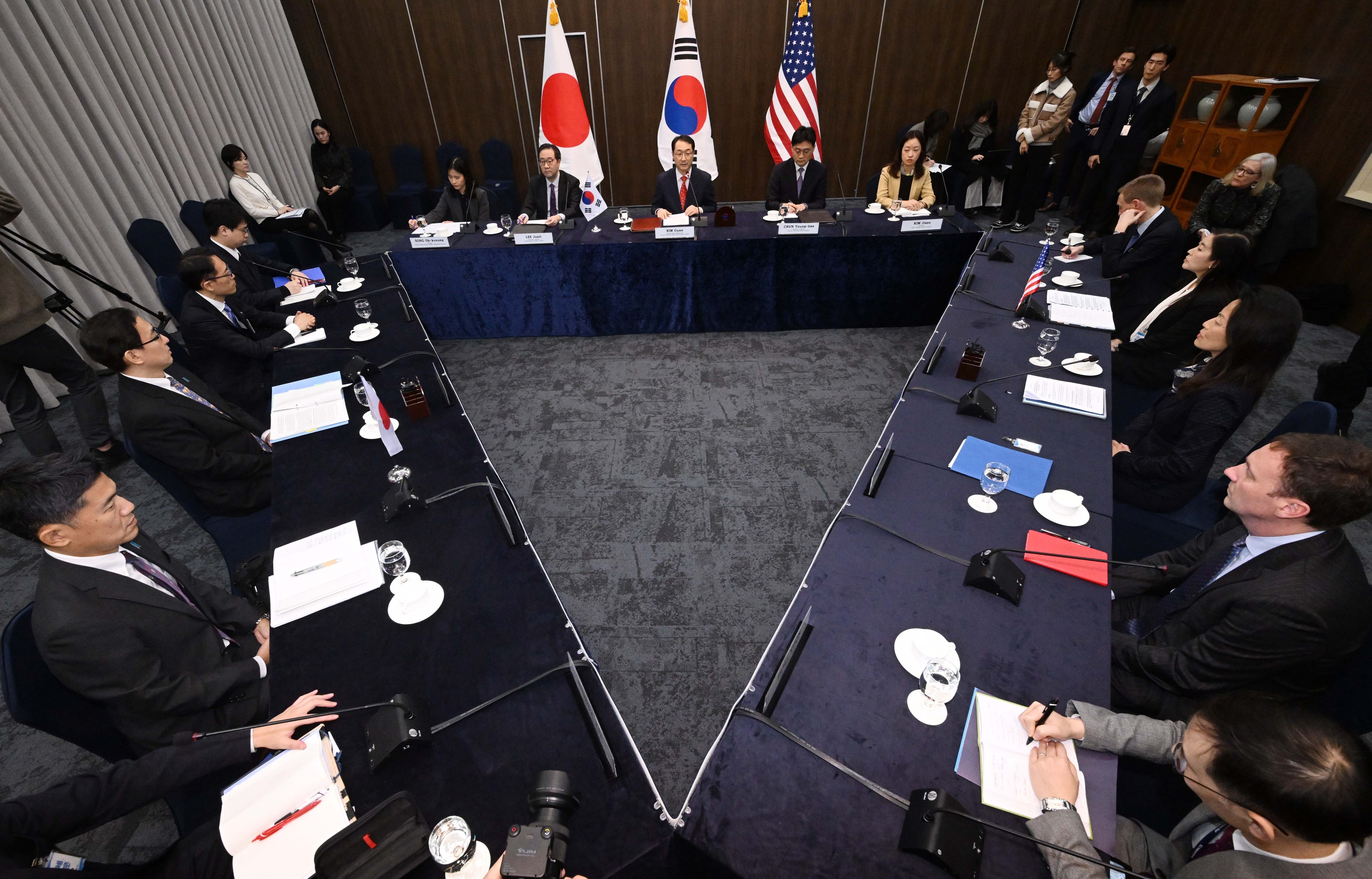 김건 외교부 한반도평화교섭본부장이 18일 서울 종로구 외교부에서 열린 한미일 북핵 수석대표 협의에서 모두발언을 하고 있다. 정 박 미국 국무부 대북고위관리와 나마즈 히로유키 일본 외무성 아시아대양주국장이 참석한 이번 협의는 최근 고조되는 한반도 정세 긴장과 북러 협력 등에 대한 대응 방안을 논의했다. 2024.1.18 오장환 기자