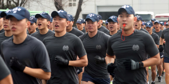 ‘악악’ 해군 SSU 뜀걸음