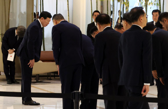 임직원과 인사하는 신동빈 회장