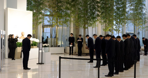 추모식 참석한 신동빈 회장과 롯데 임직원