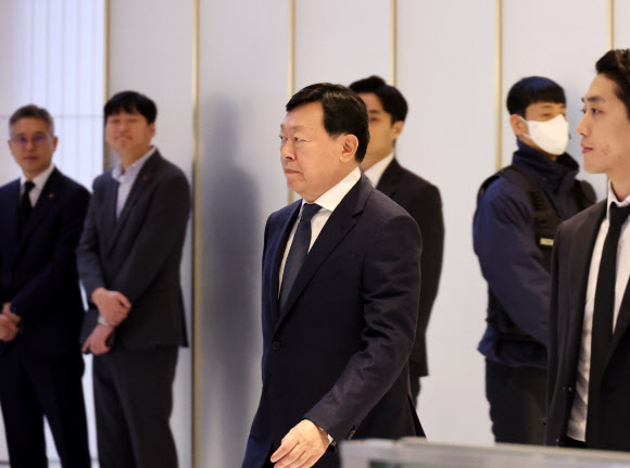 추모식 참석하는 신동빈 회장