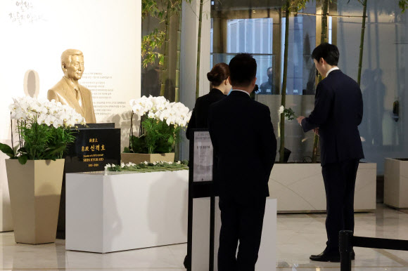 헌화하는 신유열 전무