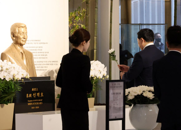 헌화하는 신동빈 회장
