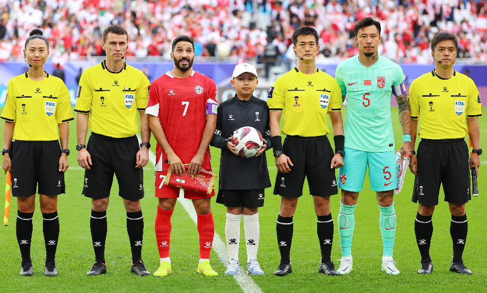 17일 카타르 도하 앗수마마 스타디움에서 열린 2023 아시아축구연맹(AFC) 아시안컵 조별리그 A조 레바논과 중국의 경기에서 심판을 맡은 김경민 부심(왼쪽부터), 우즈베키스탄  일기즈 탄타셰프 대기심, 레바논 마투크, 고형진 주심, 중국 장린펑, 박상준 부심이 기념촬영하고 있다. 2024.1.17 연합뉴스