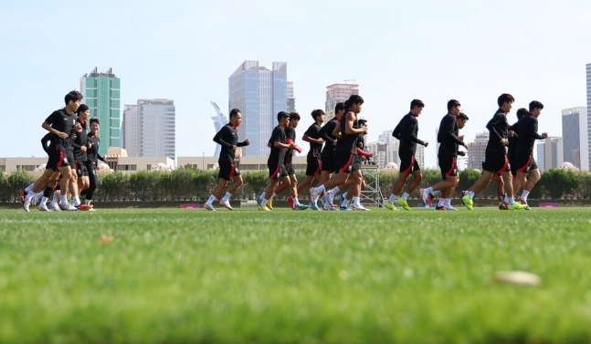 17일(현지시각) 카타르 도하 알에글라 트레이닝센터에서 요르단과의 2차전을 앞두고 훈련하는 축구 대표팀 선수들. 도하 연합뉴스