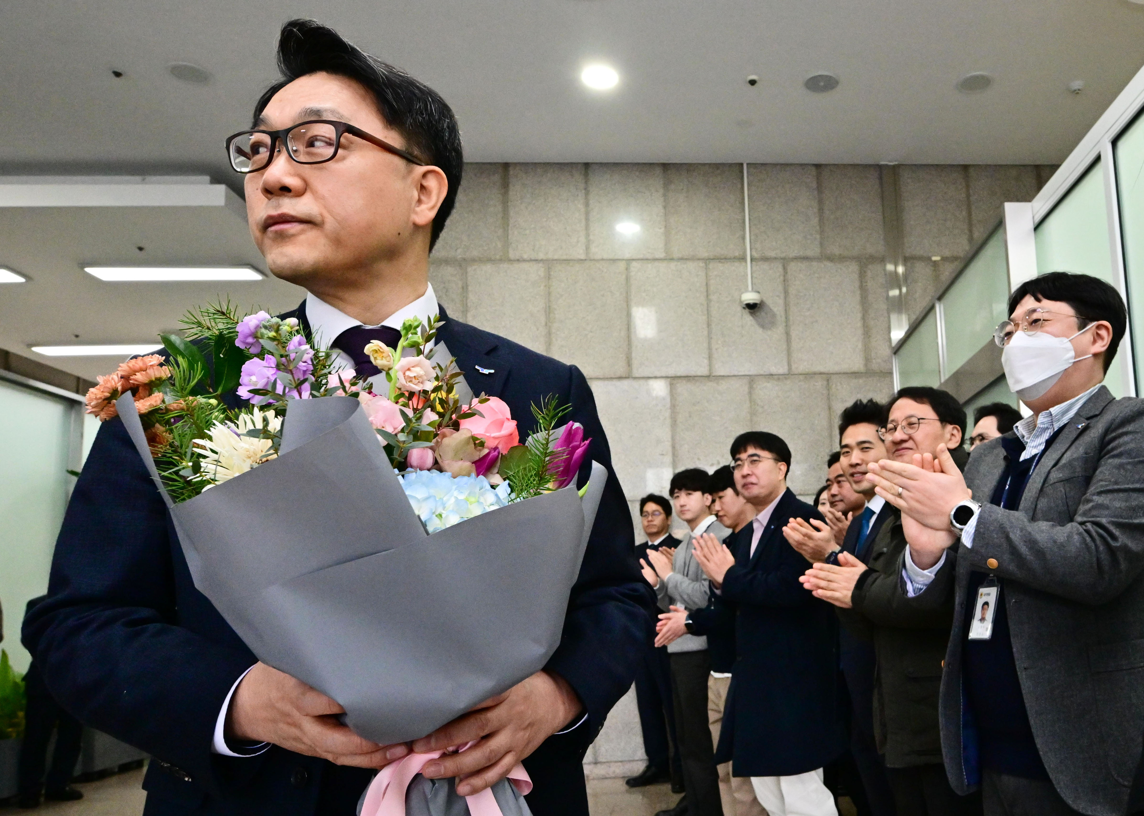 김진욱 고위공직자범죄수사처장이 19일 오전 정부과천청사 공수처에서 열린 이임식을 마친 뒤 건물을 나서며 직원들로부터 꽃다발을 받고 있다. 2024.1.19 연합뉴스