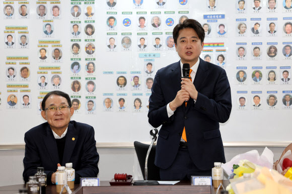 개혁신당 이준석 정강정책위원장이 19일 오전 서울 용산구 전국호남향우회 총연합회에서 열린 간담회에서 인사말하고 있다.   연합뉴스