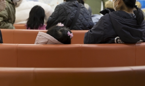 환자들이 서울의 한 병원에서 진료를 기다리고 있다. 연합뉴스