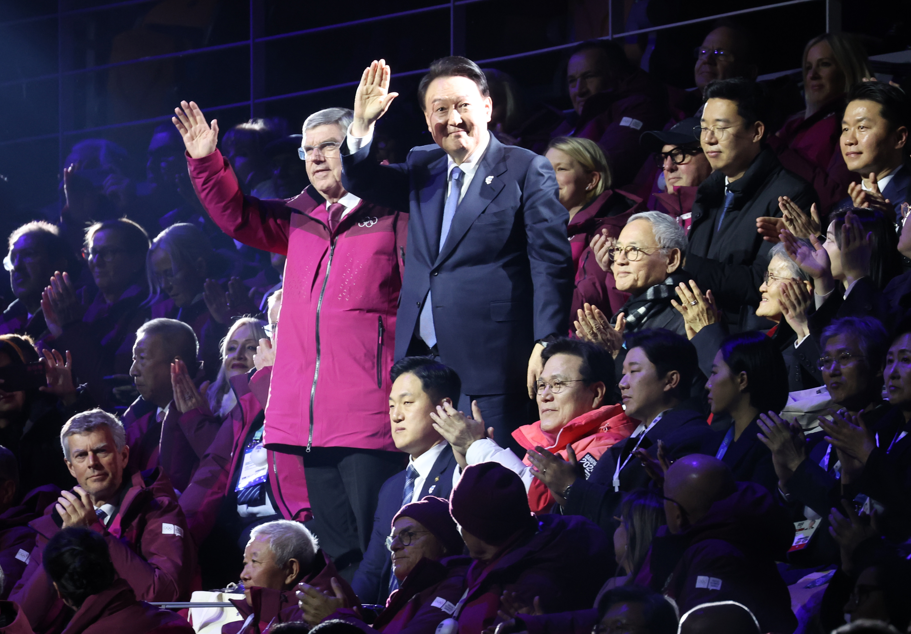 관중들 향해 인사하는 윤석열 대통령과 토마스 바흐 IOC 위원장