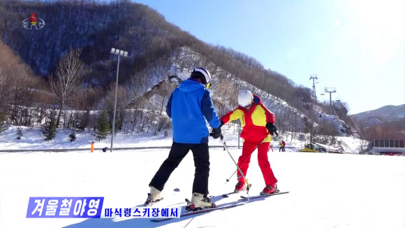 북한 소년단야영소들에서 지난 9일부터 겨울철 야영이 한창 진행되고 있다고 조선중앙TV가 19일 보도했다. 야영생들이 마식령스키장에서 스키를 타며 야영활동을 하고 있다. 2013년 12월에 개장한 마식령스키장은 북한의 대표적인 스키장으로, 최고 높이는 1,363m에 달한다. 김정은 국무위원장이 개장식에 참석해 직접 리프트를 타며 스키장을 시찰하기도 했다. 2024.1.19 조선중앙TV 화면