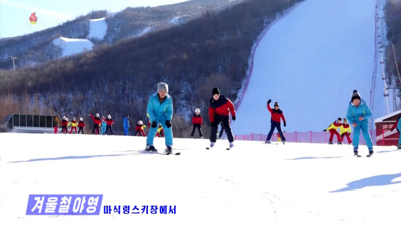 북한 소년단야영소들에서 지난 9일부터 겨울철 야영이 한창 진행되고 있다고 조선중앙TV가 19일 보도했다. 야영생들이 마식령스키장에서 스키를 타며 야영활동을 하고 있다. 2013년 12월에 개장한 마식령스키장은 북한의 대표적인 스키장으로, 최고 높이는 1,363m에 달한다. 김정은 국무위원장이 개장식에 참석해 직접 리프트를 타며 스키장을 시찰하기도 했다. 2024.1.19 조선중앙TV 화면
