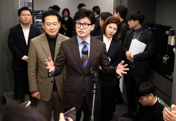 국민의힘 한동훈 비상대책위원장이 19일 서울 중구 정보통신기술 전문기업 더비즈온에서 ‘함께하는 AI의 미래’ 민당정 간담회 후 기자들의 질문에 답하고 있다. 2024.1.19 공동취재