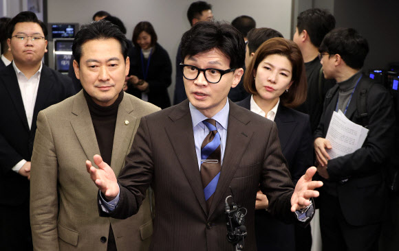 국민의힘 한동훈 비상대책위원장이 19일 서울 중구 정보통신기술 전문기업 더비즈온에서 ‘함께하는 AI의 미래’ 민당정 간담회 후 기자들의 질문에 답하고 있다. 2024.1.19 공동취재