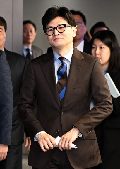 국민의힘 한동훈 비상대책위원장이 19일 서울 중구 더존을지타워에서 열린 ‘함께하는 AI의 미래’ 공공부문 초거대 AI활용 추진 현장간담회에 참석하기 위해 이동하고 있다. 2024.1.19 공동취재