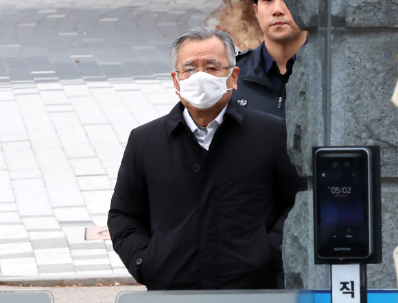 ‘대장동 50억 클럽 의혹’으로 구속기소된 박영수 전 특별검사가 19일 오후 보석으로 풀려나 경기 의왕 서울구치소를 나서고 있다. 2024.1.19 연합뉴스