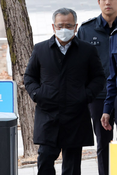 ‘대장동 50억 클럽 의혹’으로 구속기소된 박영수 전 특별검사가 19일 오후 보석으로 풀려나 경기 의왕 서울구치소를 나서고 있다. 2024.1.19 연합뉴스