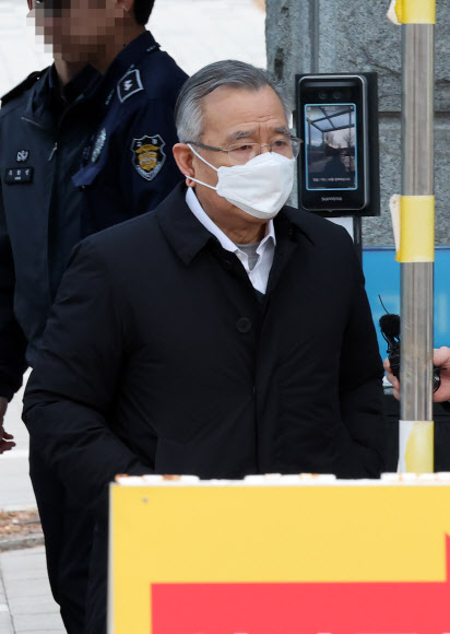 ‘대장동 50억 클럽 의혹’으로 구속기소된 박영수 전 특별검사가 19일 오후 보석으로 풀려나 경기 의왕 서울구치소를 나서고 있다. 2024.1.19 연합뉴스