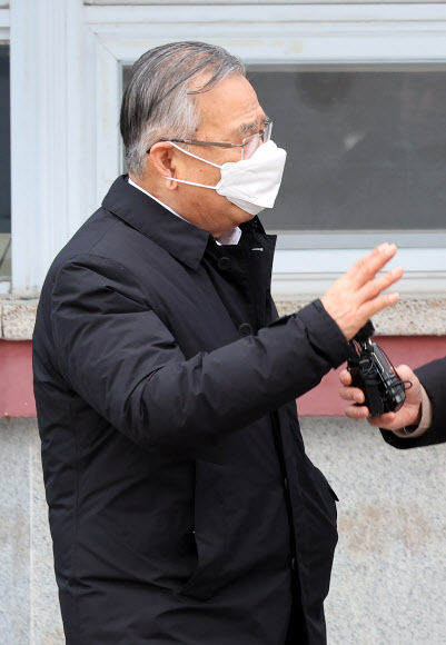 ‘대장동 50억 클럽 의혹’으로 구속기소된 박영수 전 특별검사가 19일 오후 보석으로 풀려나 경기 의왕 서울구치소를 나서고 있다. 2024.1.19 연합뉴스