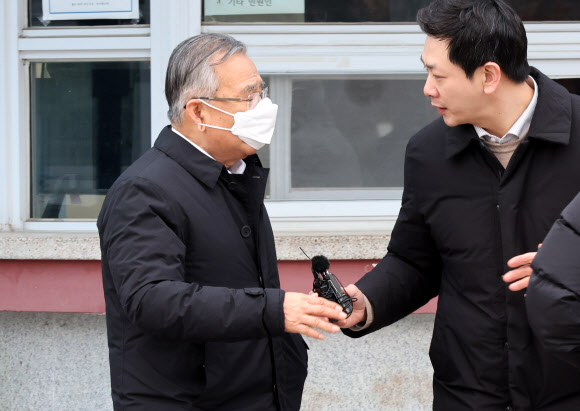 ‘대장동 50억 클럽 의혹’으로 구속기소된 박영수 전 특별검사가 19일 오후 보석으로 풀려나 경기 의왕 서울구치소를 나서고 있다. 2024.1.19 연합뉴스