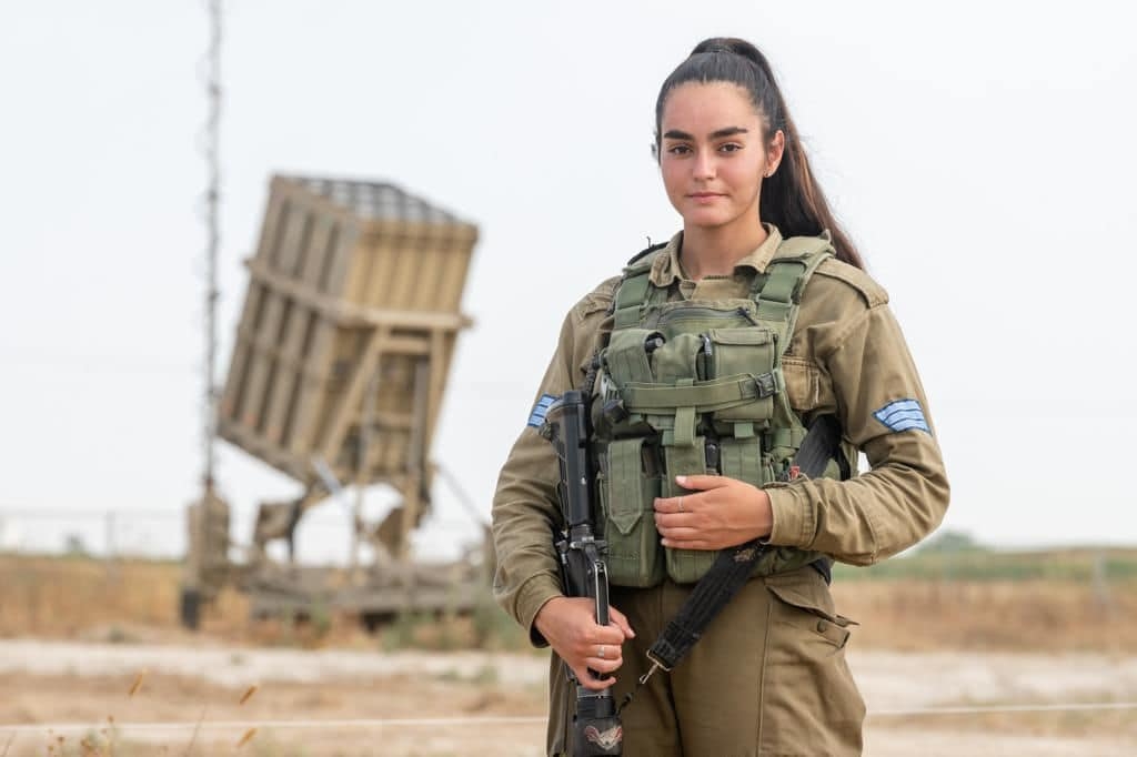 이스라엘 이동식 방공 시스템을 배경으로 서 있는 여군. 2023.5.17 이스라엘군(IDF)