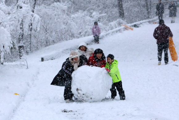 20일 대관령을 비롯한 강원 산간에 대설특보가 내려진 가운데 옛 영동고속도로 대관령 구간에서 어린이들이 눈사람을 만들며 즐거워하고 있다. 2024.1.20  연합뉴스
