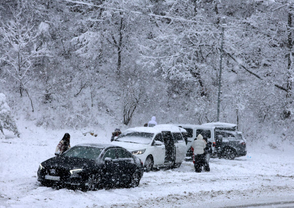 20일 대관령을 비롯한 강원 산간에 대설특보가 내려진 가운데 옛 영동고속도로 대관령 구간에서 관광객들이 눈사람을 만드는 등 즐거워하고 있다. 2024.1.20  연합뉴스
