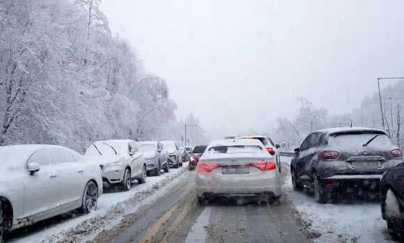20일 대관령을 비롯한 강원 산간에 대설특보가 내려진 가운데 옛 영동고속도로 대관령 구간에서 차들이 조심스럽게 운행하고 있다. 2024.1.20  연합뉴스