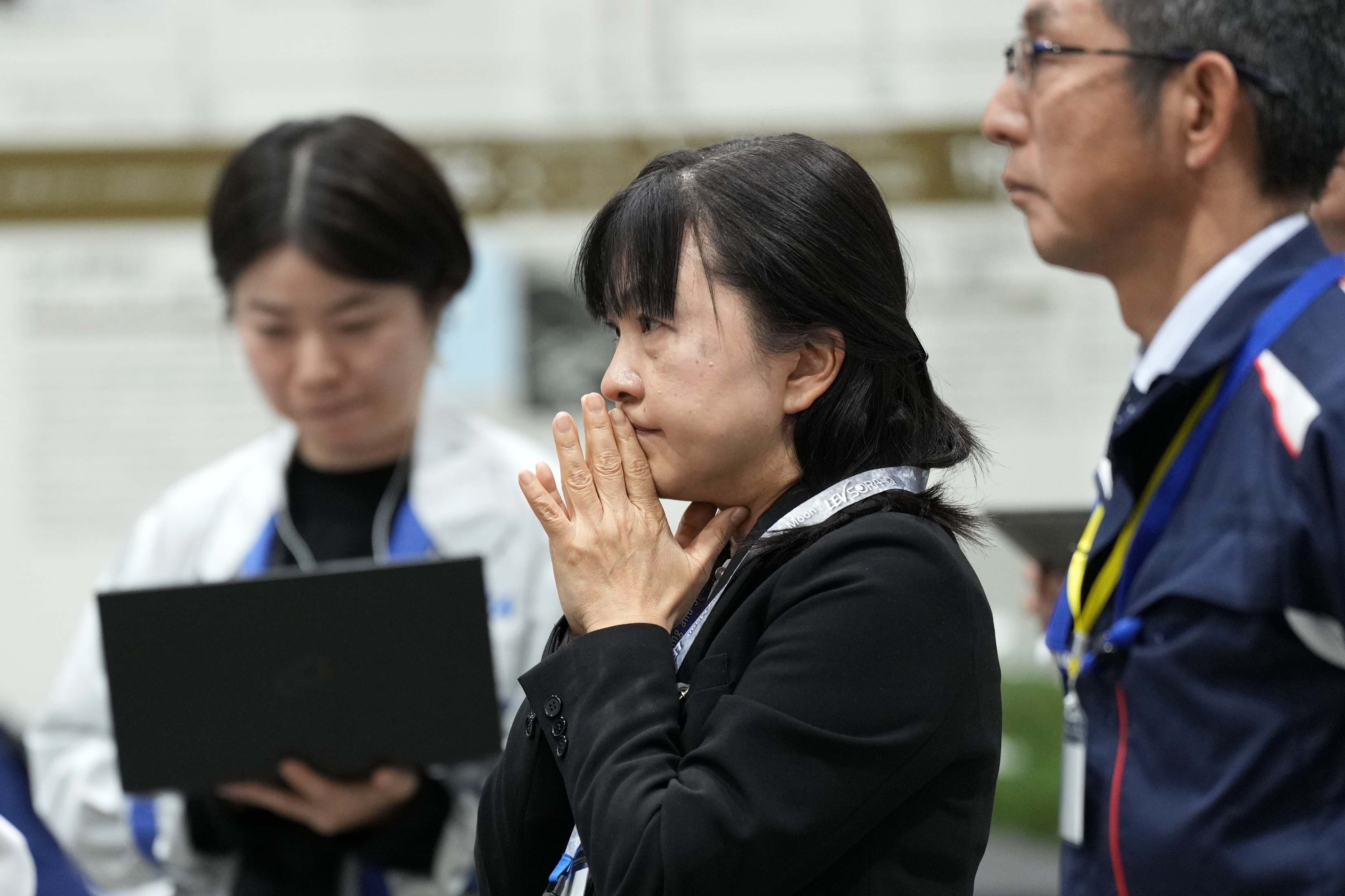 일본 우주항공연구개발기구(JAXA) 직원들이 달 탐사선 ‘슬림’(SLIM)의 달 착륙 시도를 지켜보고 있다. 2024.01.20 AP 뉴시스