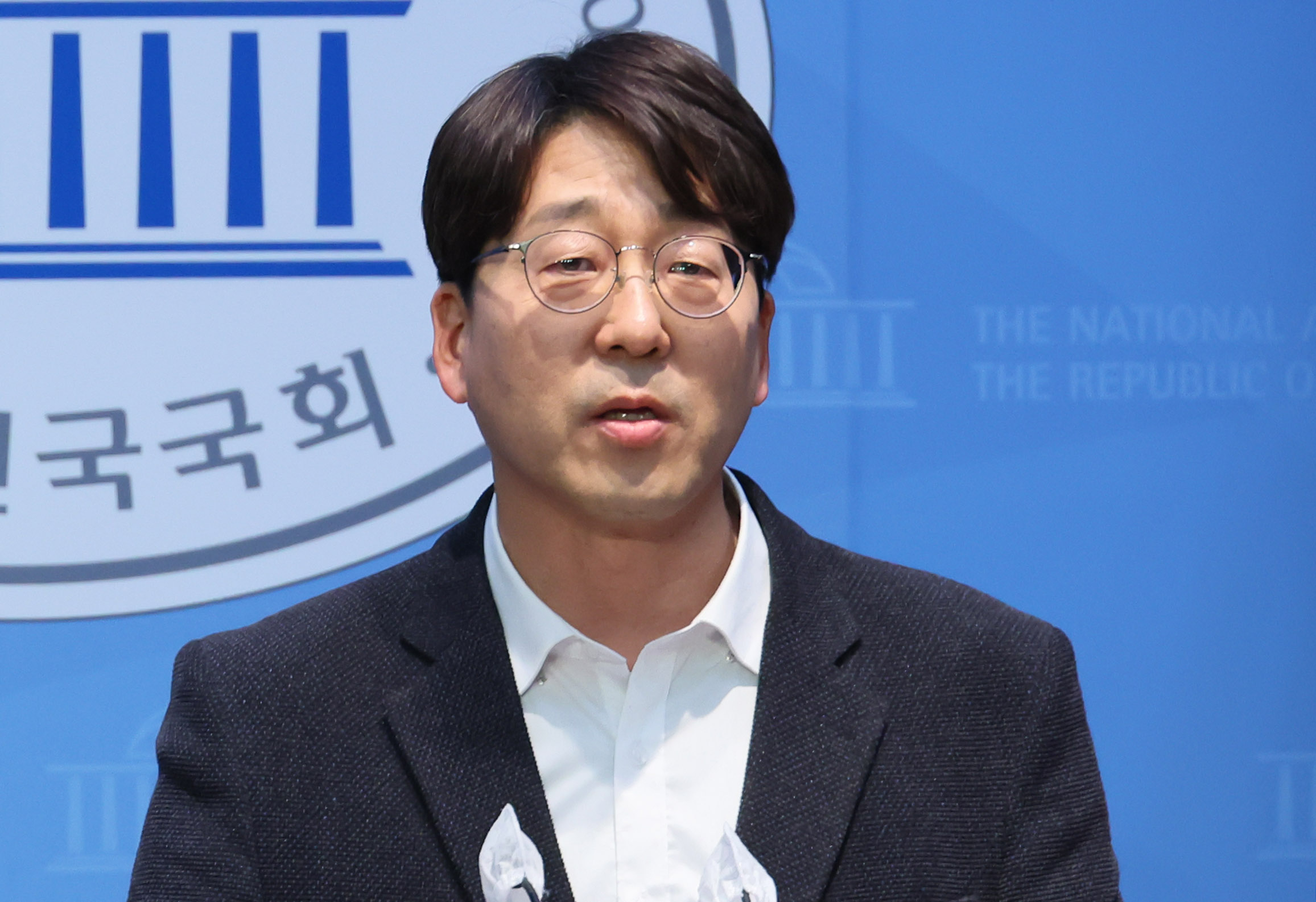 강성희 진보당 의원이 19일 국회 소통관에서 기자회견을 열고 자신이 대통령경호처 경호원들에 의해 강제로 끌려 나간 상황과 관련해 윤석열 대통령 사과와 경호처장 파면을 촉구하고 있다. 2024.1.19 연합뉴스