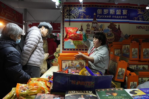 한 중국 상인이 20일 음력 설을 앞두고 러시아산 물품을 판매하고 있다. 베이징 AP 연합뉴스